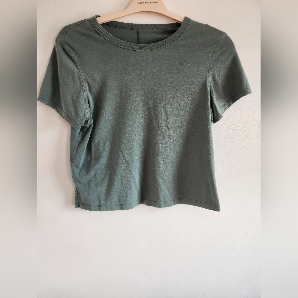 Classic Fit Lululemon tee size 6